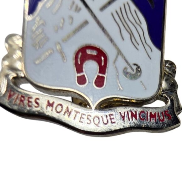 87th infantry Enamel Pin With Crest Design "Vires Montesque Vincimus" Motto - Picture 3 of 4